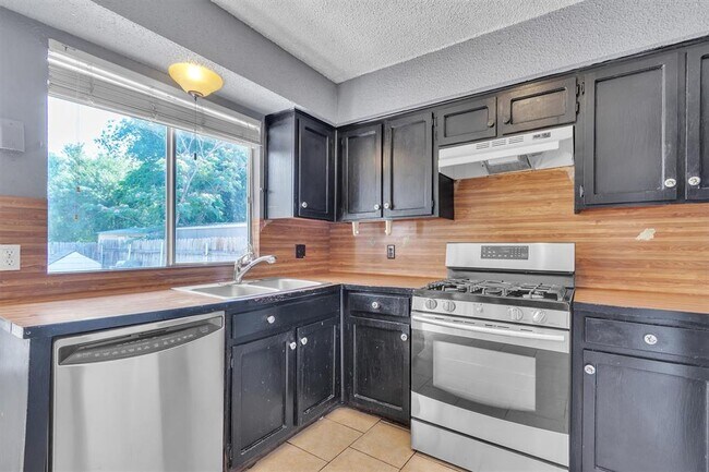Building Photo - 5000 Fontenay Dr