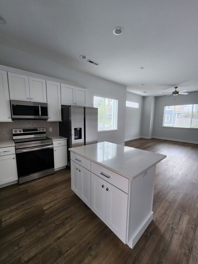 Building Photo - Black Mountain Rental!