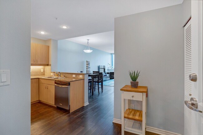 Building Photo - 300 W Beech St