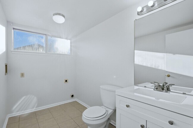 Building Photo - 3 bed 2 1/2 bath Split level home in Found...