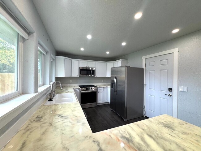 Building Photo - KENAI RANCH!