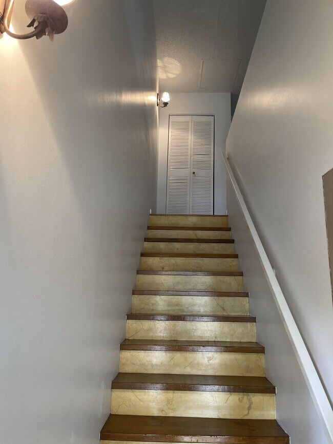 Building Photo - 102 Gardens Dr