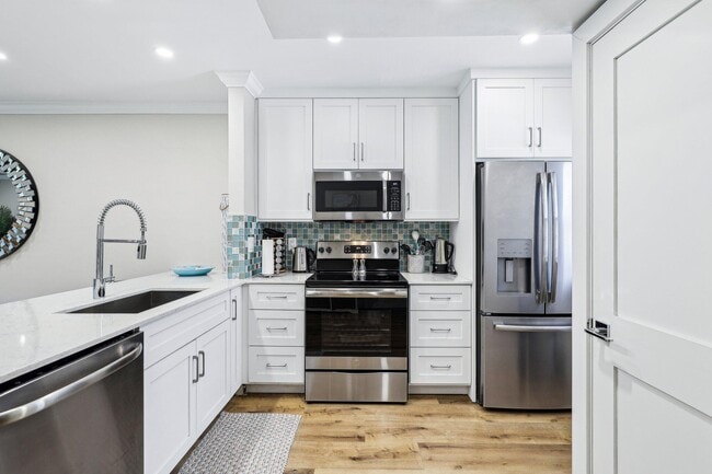 Building Photo - 200 E Royal Palm Rd