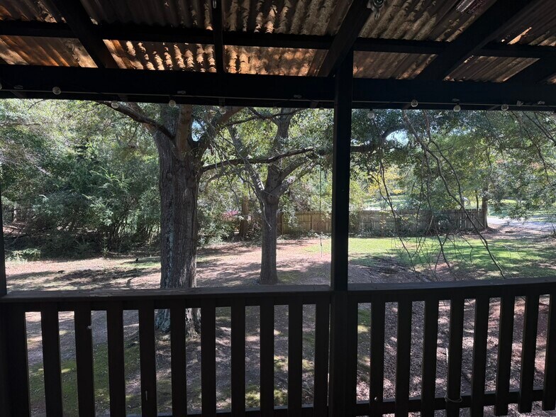 Back Patio and Back yard - 800 Mountain View Ct