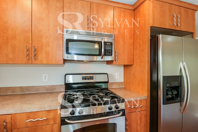 Building Photo - Immerse Yourself in Comfort and Convenience
