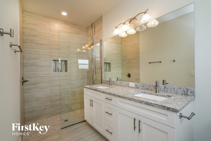 Building Photo - 1421 NW 11th Terrace