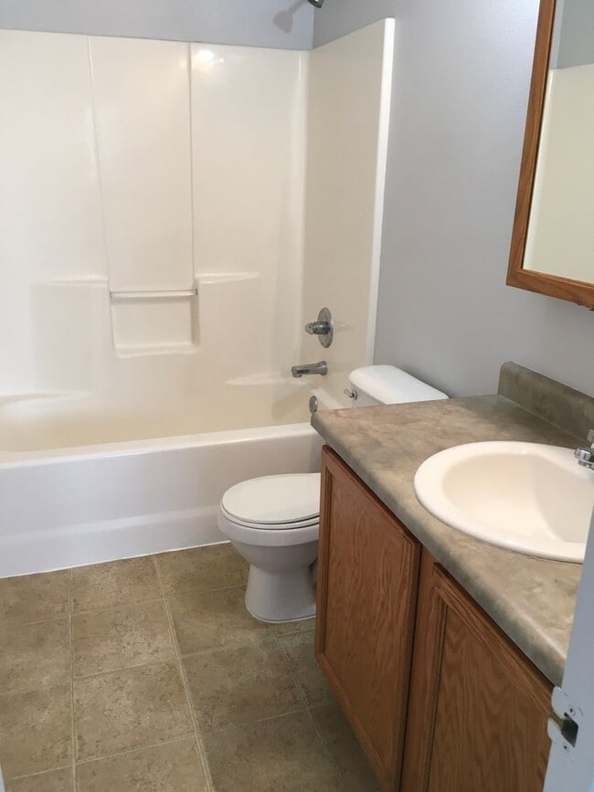 Building Photo - 3 BEDROOM, 2 BATHROOM TWIN HOME