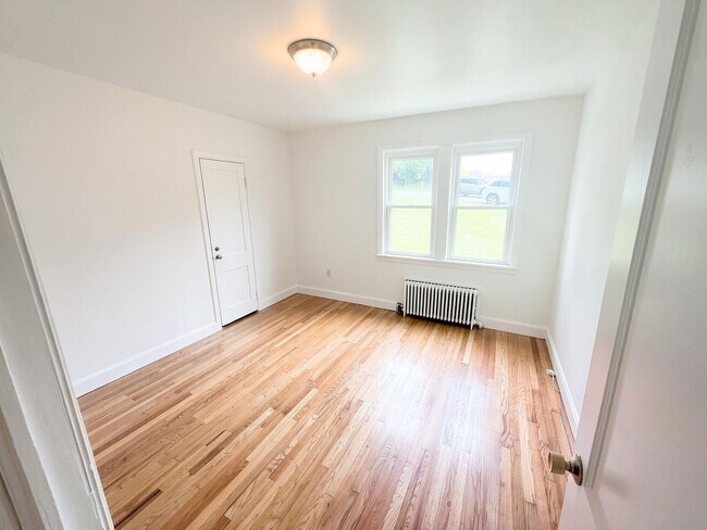 Building Photo - Newly Renovated 2BR on Sought-After Warren Street with Soaring Ceilings
