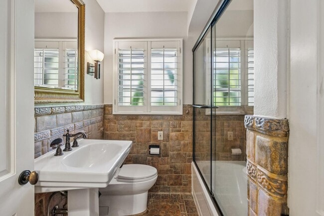 Building Photo - Mediterranean Beauty in Crescent Park – 5B...