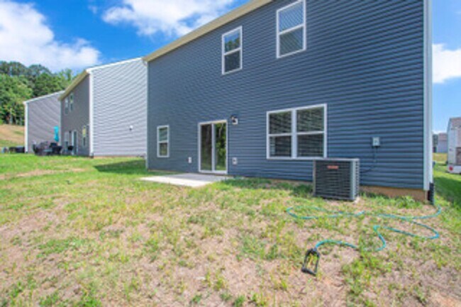 Building Photo - Knoxville 37932 - AVAILABLE July 1, 2026 - BEAUTIFUL, 3 bedroom, 2.5 bath home - Call Kathy Levei...