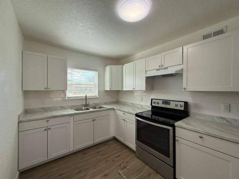 Building Photo - 215 Laurelwood Dr