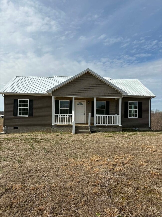 Building Photo - Country Living Comfort!