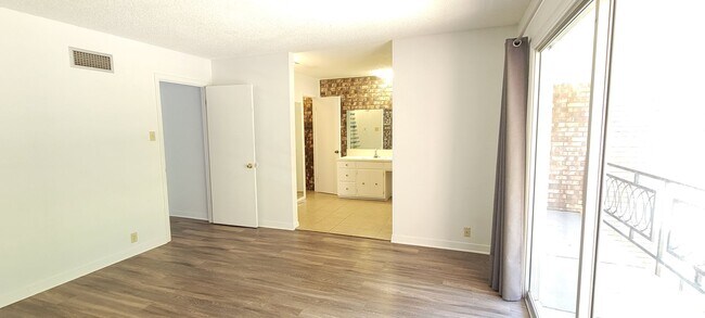 Building Photo - LARGE 2 BEDROOM 3 BATH CONDO IN COLONIAL PARK