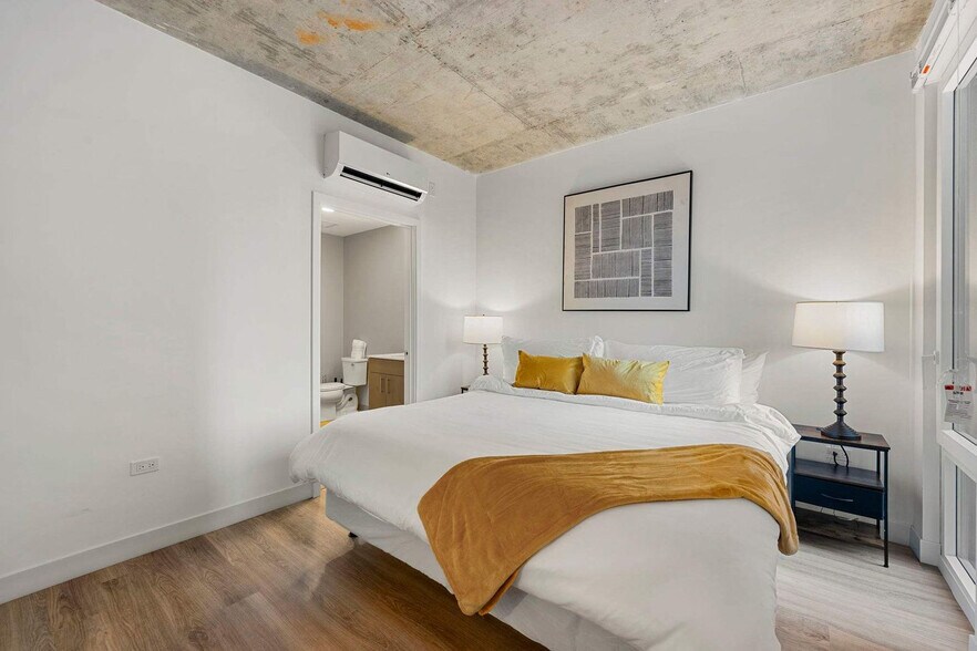 Building Photo - 853 W Blackhawk St