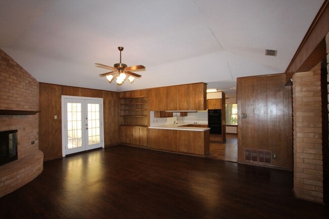 Building Photo - Beautiful 3 bedroom 2 bath home in the hea...