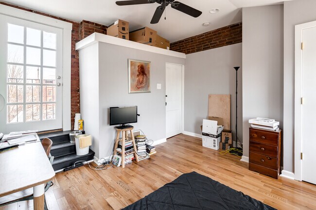 Building Photo - 2144 E Arizona St