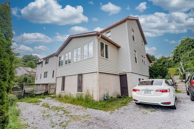 Building Photo - 3 Br. 1 Ba. House in Morgantown - Available 07/10/2026