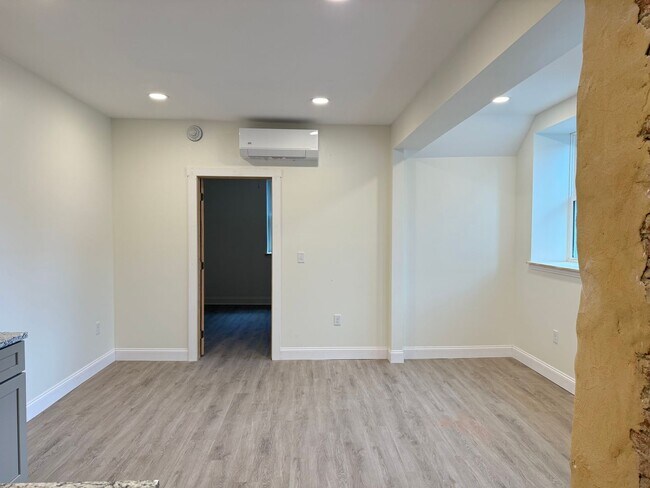 Building Photo - 463 S Prince St