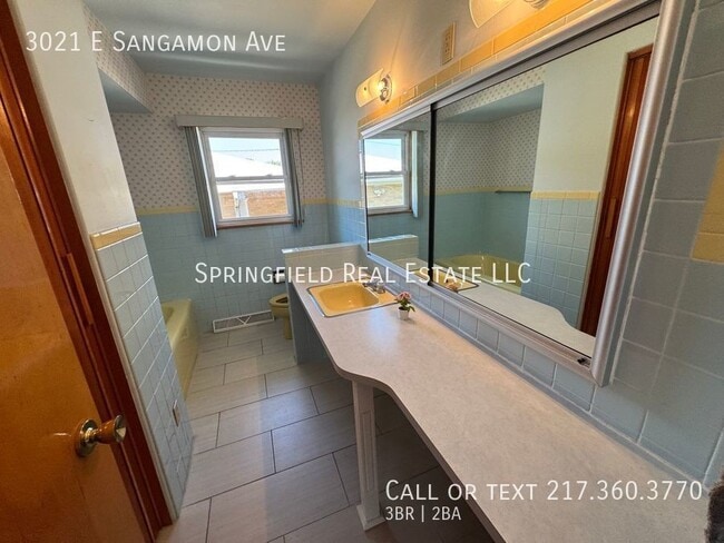Building Photo - 3021 E Sangamon Ave
