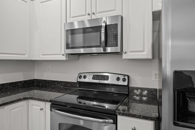 Building Photo - Charming Summerville Rental