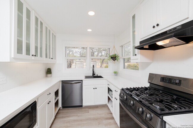 Building Photo - 33121 Blanco Rd