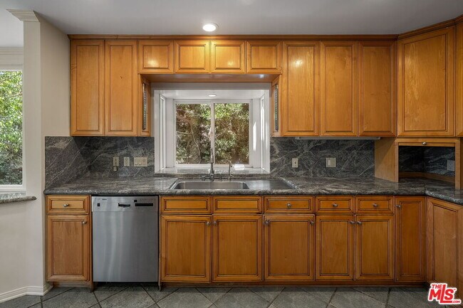 Building Photo - 9149 Hillsboro Dr