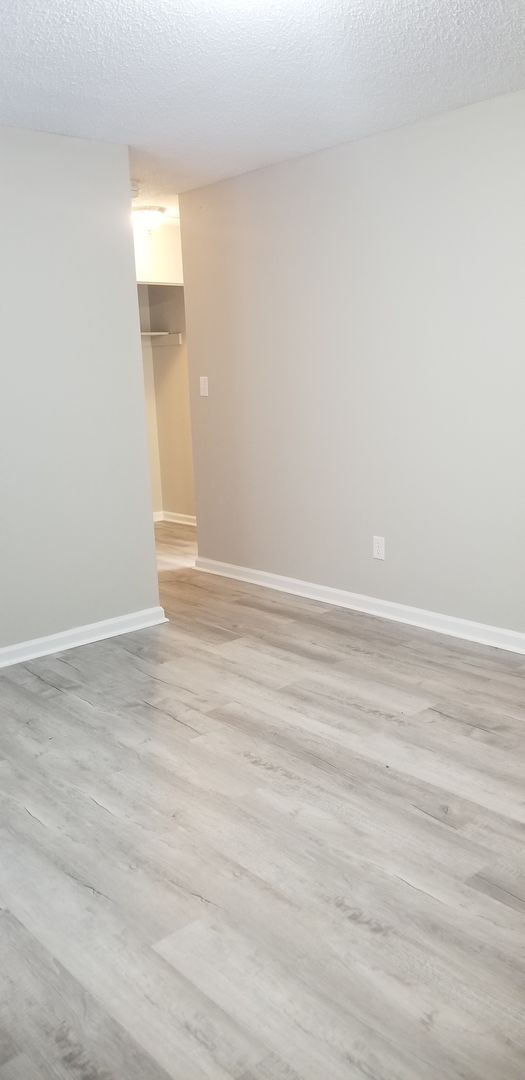 Building Photo - SPECIAL, HALF OFF FIRST MONTHS RENT!