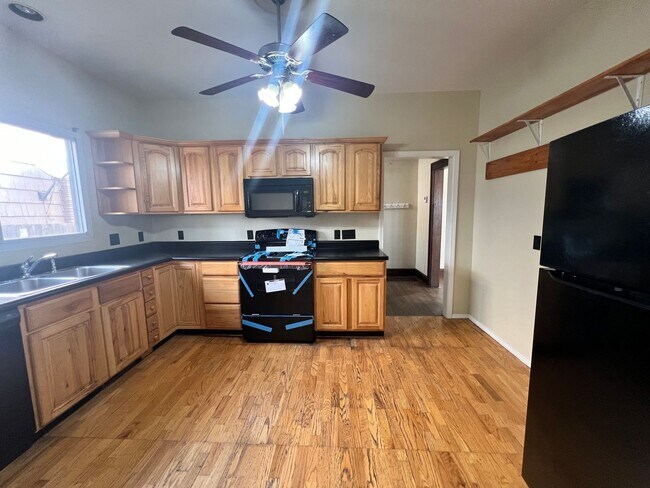 Building Photo - Spacious 4 Bedroom, 2 Bath Home with 3-Car Garage – Near WSU – Available Now!