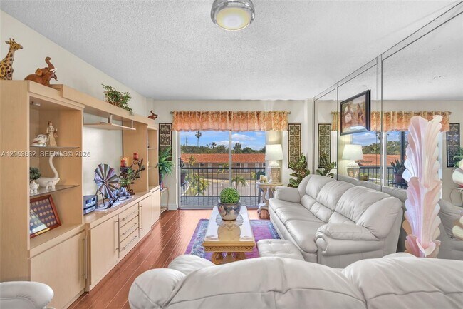 Building Photo - 4160 Inverrary Dr