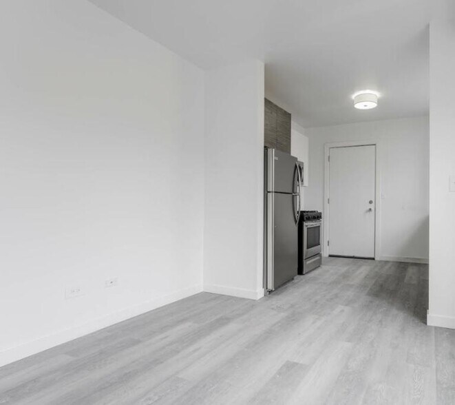 Building Photo - 1704 W Glenlake Ave