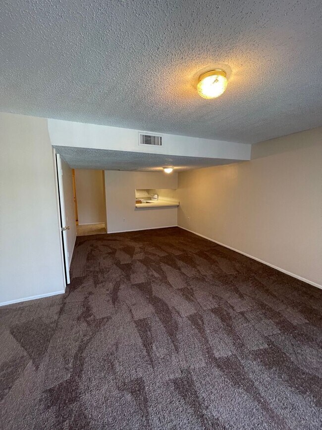 Building Photo - Large 2 Bedroom, 1 1/2 Bathroom Condo Available Immediately!