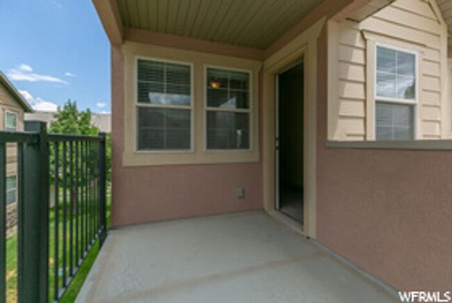 Building Photo - AWESOME ROW END TOWNHOUSE IN SARATOGA SPRINGS