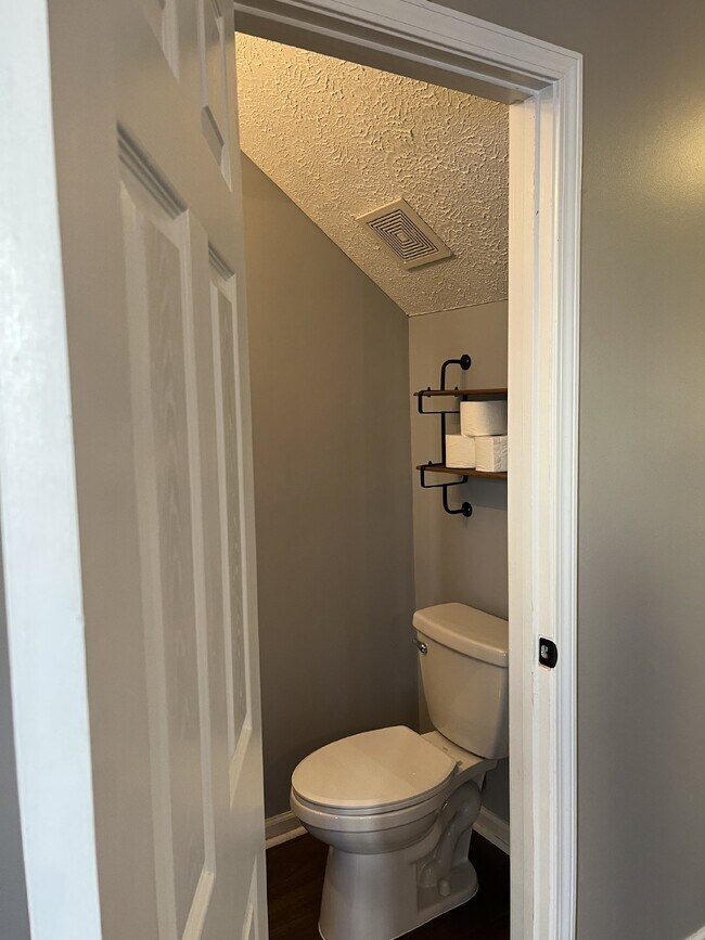 Building Photo - "Spacious 3-Bedroom Townhouse Retreat with Fireplace & Hardwood Floors in Antioch!"