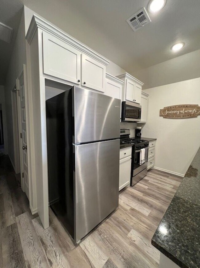 Building Photo - 1212 SW Oklahoma Ave