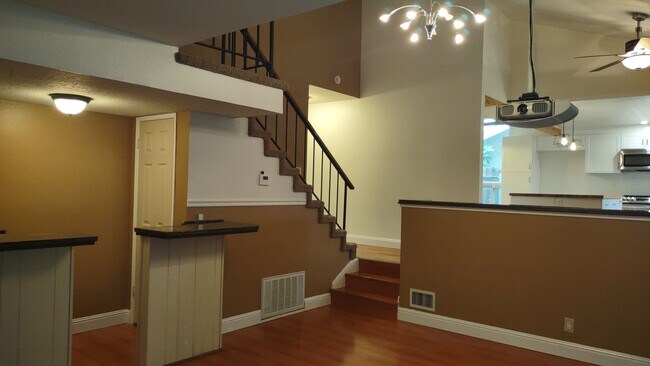 Building Photo - 1617 Oakview Dr