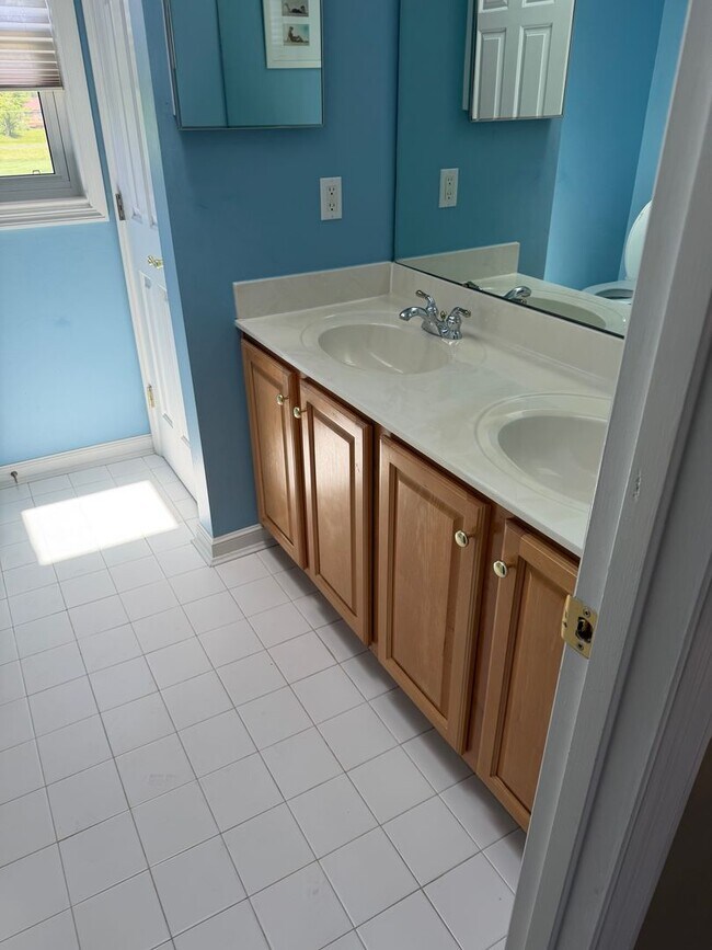 Building Photo - 4BR/3.5BA | Newly Renovated Single Family Home | Large Home is Desirable Pine Run!  Best of Mason