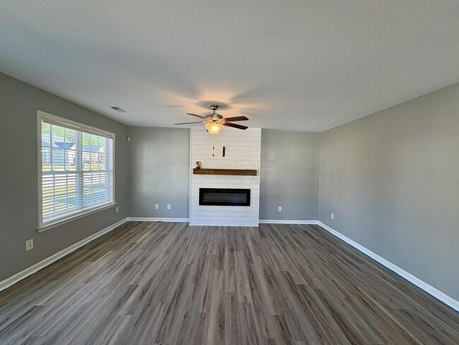 Building Photo - Move-In Ready 2 Bedroom, One Story Home – ...
