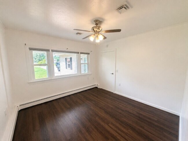 Building Photo - 549 Forest Rd