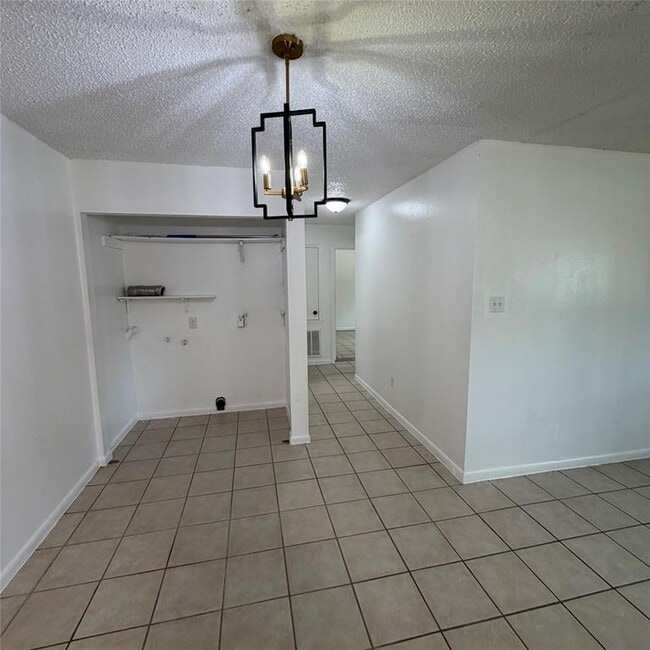Building Photo - 1301 Greenlawn Pkwy