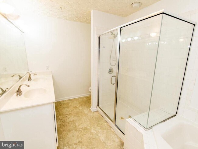 Building Photo - 40 Amberstone Ct