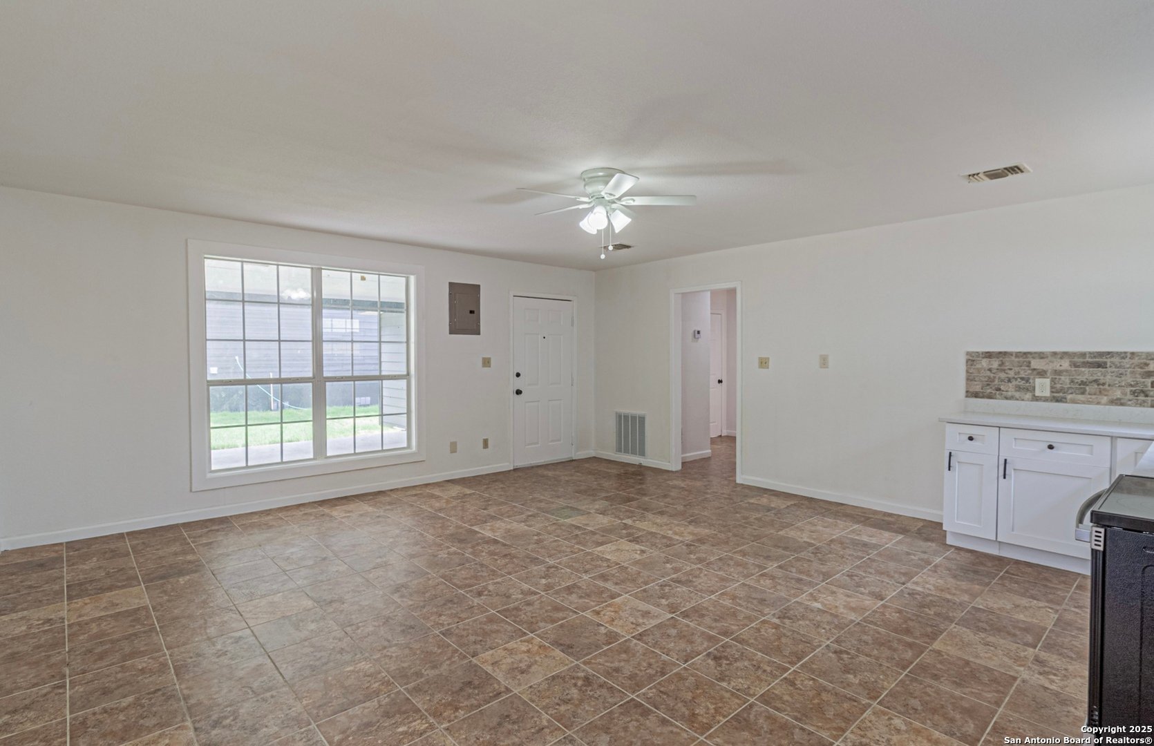 Building Photo - 210 N San Jacinto St