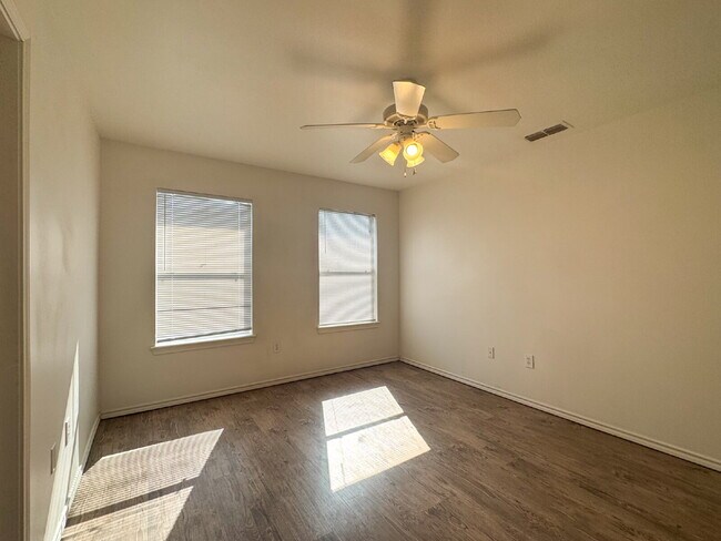 Building Photo - Price REDUCED! 3 Bedroom, 3 Bath, 2 Car Garage Duplex