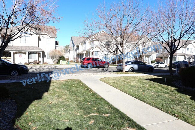 Building Photo - CUTE, CUTE, CUTE 3 BDRM TOWNHOME WITH GAS FIREPLACE!
