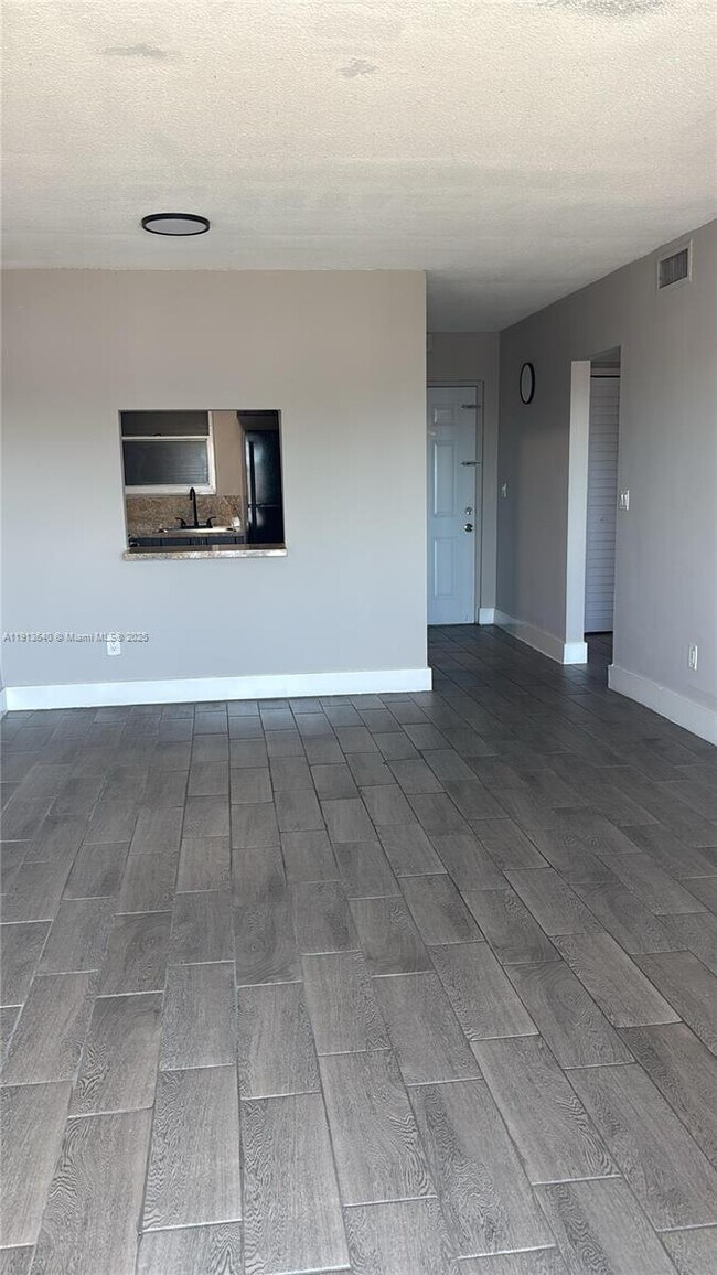 Building Photo - 13725 NE 6th Ave