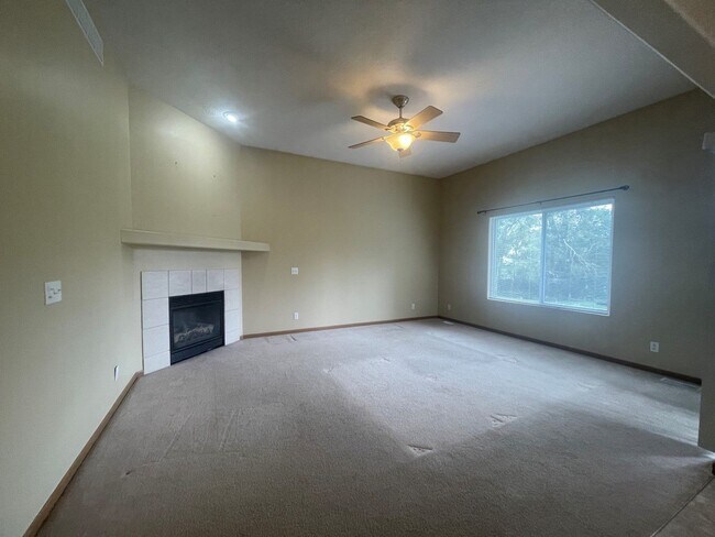 Building Photo - Home For Rent Papillion