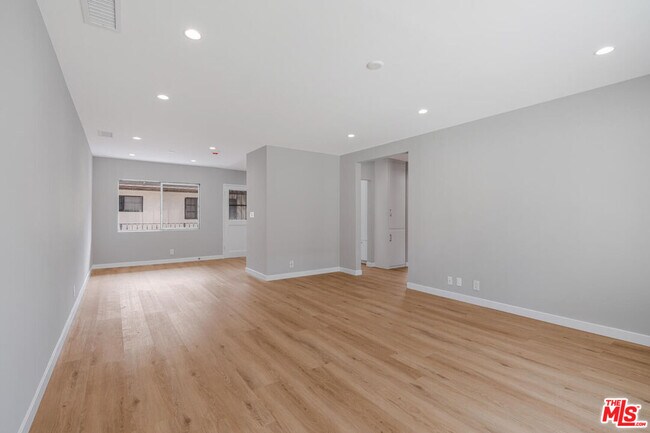 Building Photo - 4023 Lincoln Ave