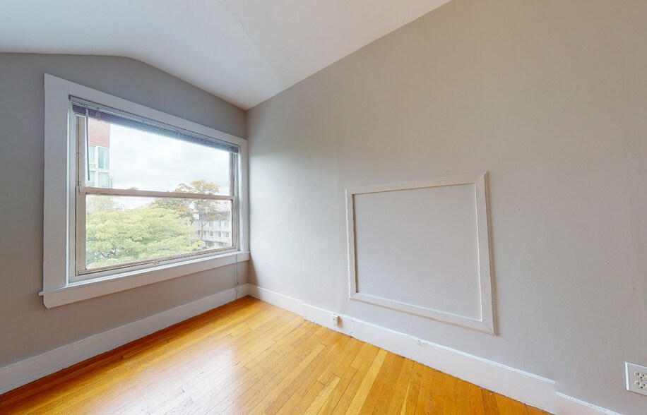 Building Photo - 224 Banks St