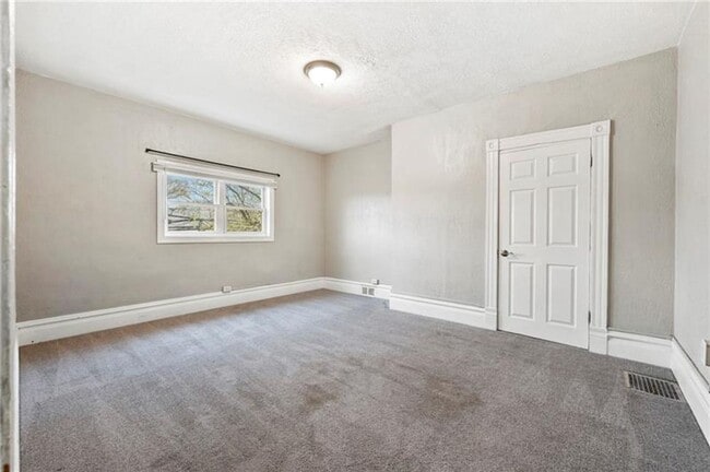 Building Photo - Charming 2-Bedroom Home with Tall Ceilings & Backyard Deck in Coraopolis