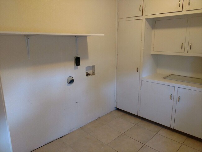 Building Photo - 2610 Azalea St