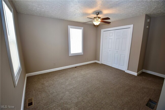 Building Photo - 583 Victoria Ave